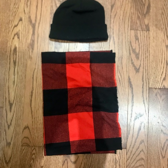 Plaid Scarf & Black Toque - Old Navy - Picture 3 of 3